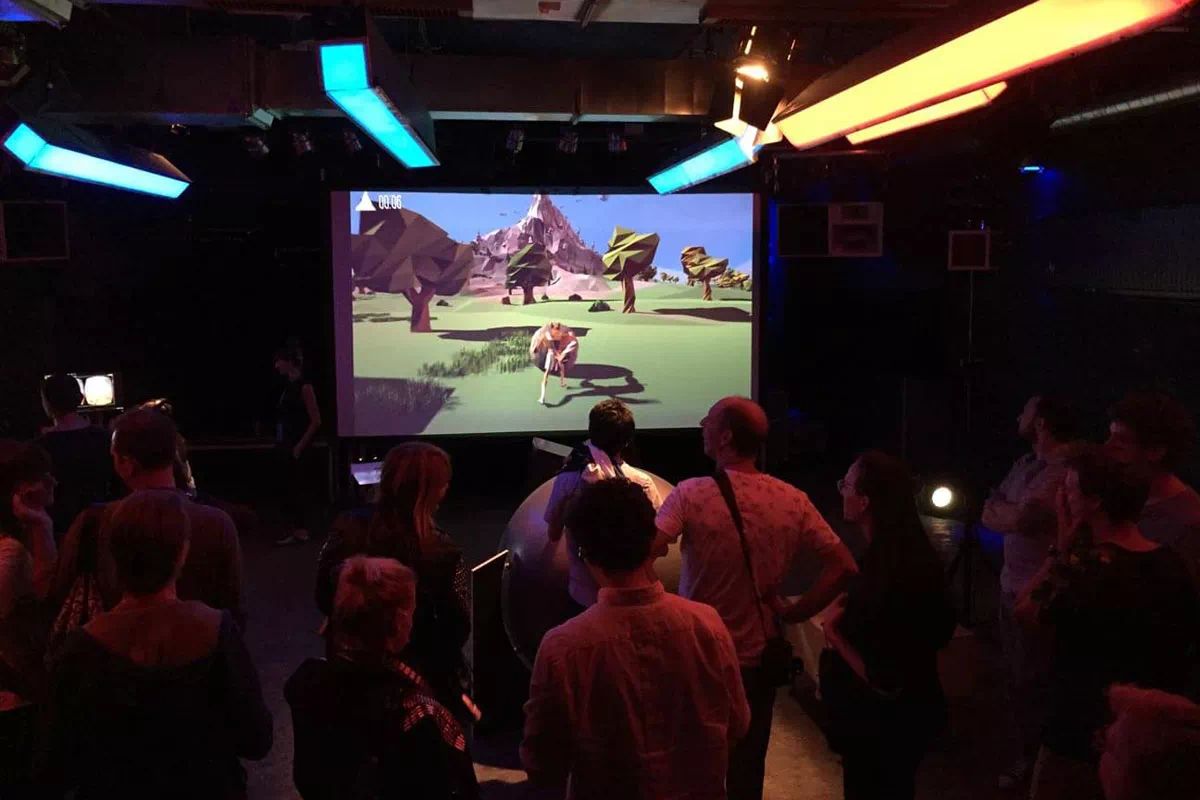 mindful-movements.org-activities-crsl-exergame-sisyfox-gmbh-foxball-sisyfox-physical-gaming-exhbition-n01-event-e04-crowd-watches-players-exergaming